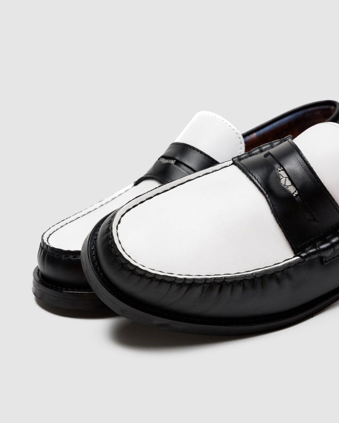 Riviera Black/White Leather