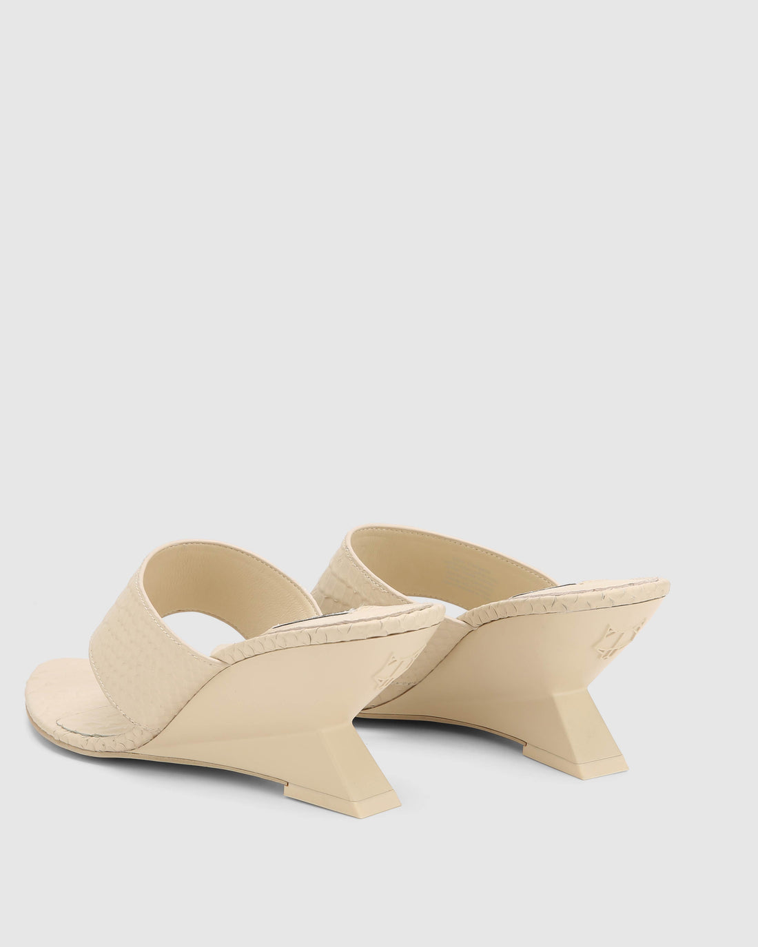 Stampede Off White Snake